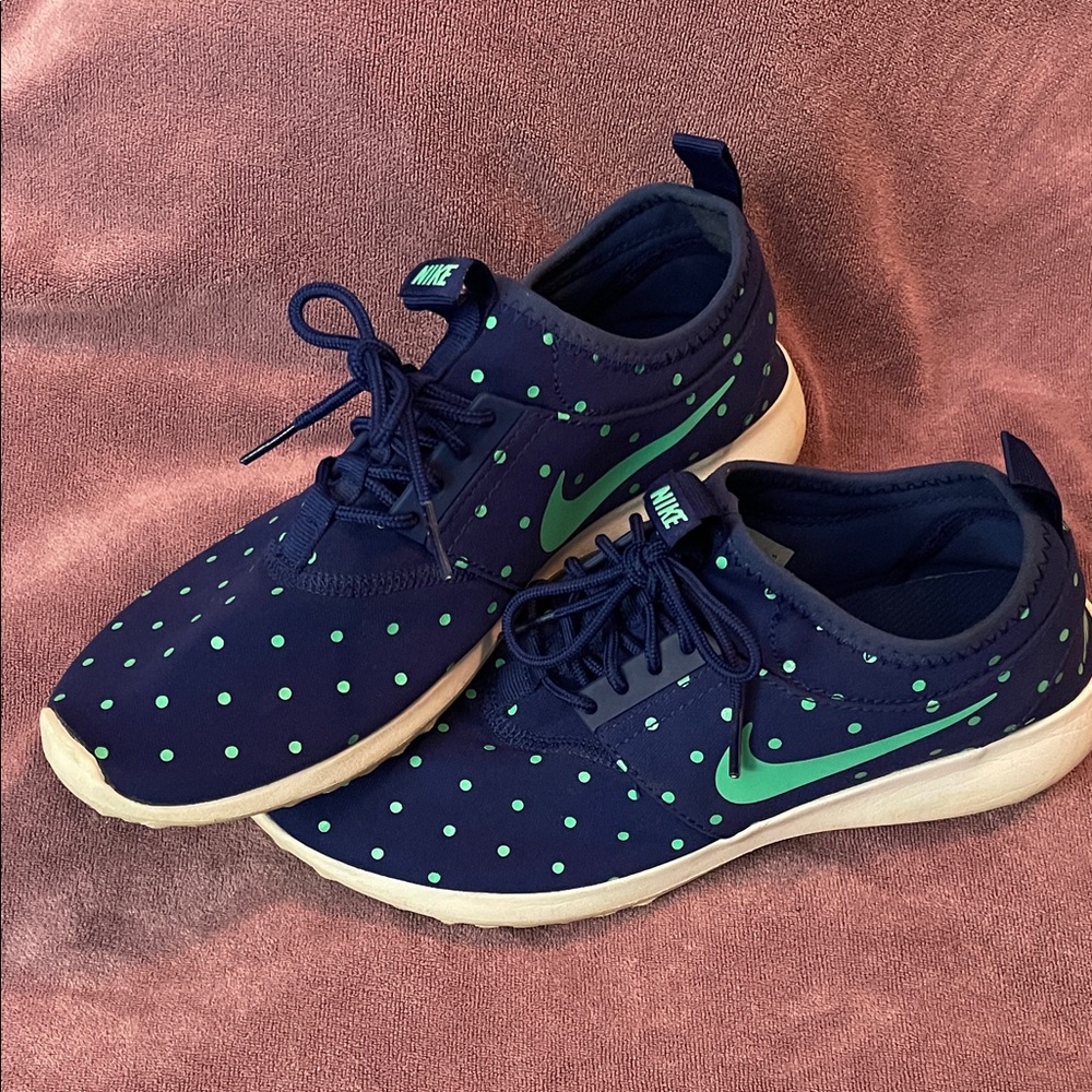 Nike Navy Blue and Mint Green Polka Dot Athletic Sneakers